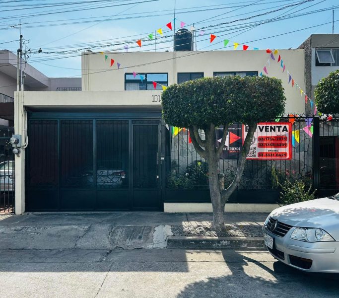 CASA EN VENTA - JARDINES DEL BOSQUE