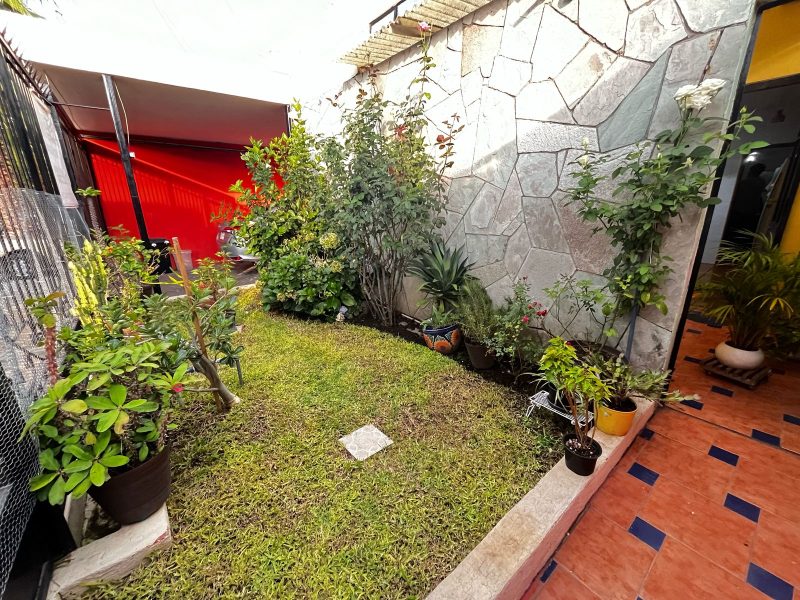 CASA EN VENTA - JARDINES DEL BOSQUE